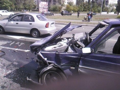 В Киеве на перекрестке столкнулись 4 авто: есть пострадавшие