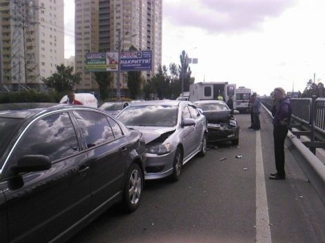 В Киеве на перекрестке столкнулись 4 авто: есть пострадавшие