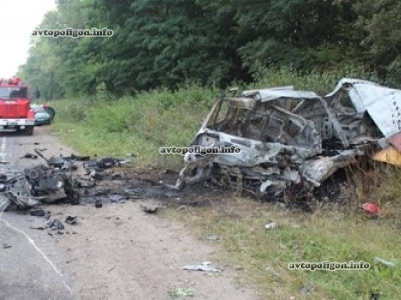 На Тернопольщине молоковоз уничтожил автобус: есть жертвы