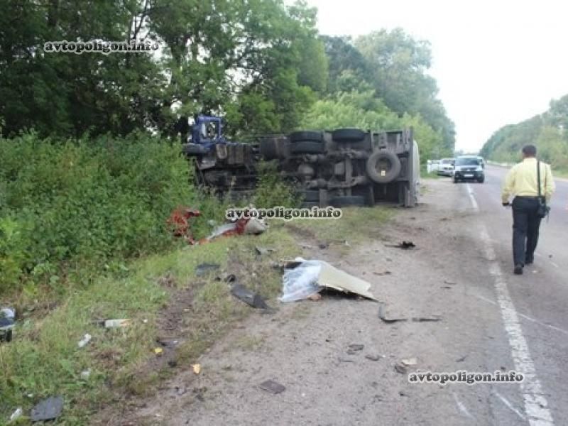 На Тернопольщине молоковоз уничтожил автобус: есть жертвы