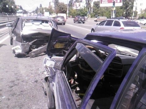 В Киеве на перекрестке столкнулись 4 авто: есть пострадавшие