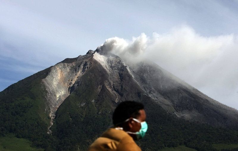 Извержение вулкана в Индонезии: эвакуированы более 15 тыс. человек