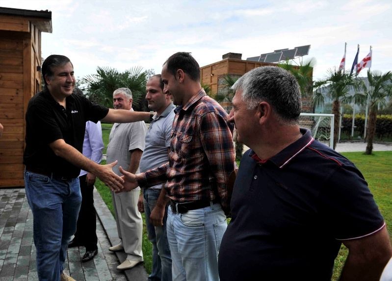 Ющенко помогал Саакашвили ногами давить виноград