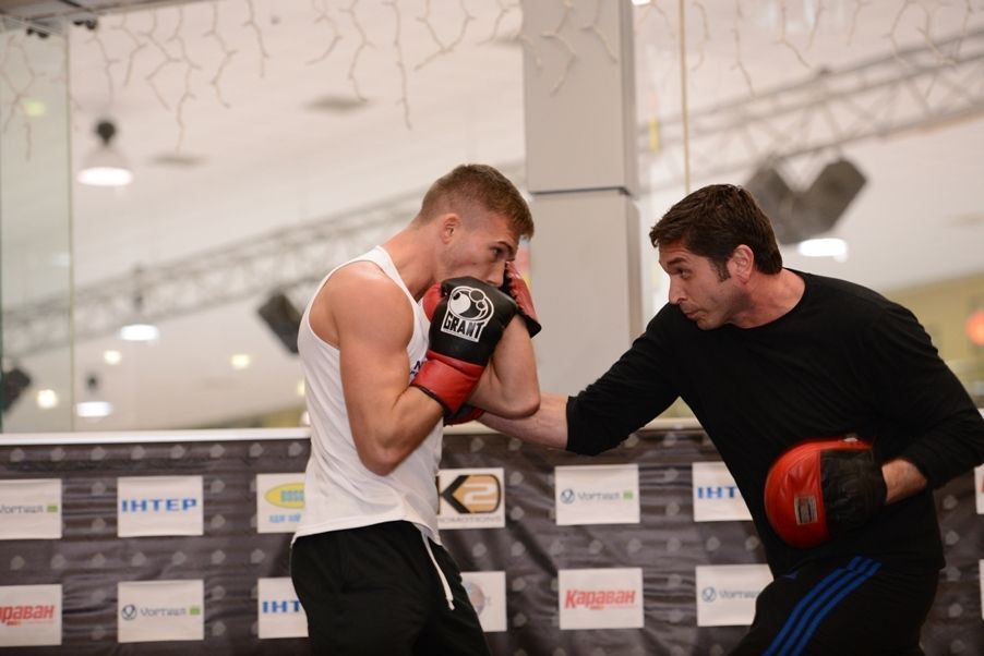 Участники боксерского турнира в Харькове провели открытую тренировку 