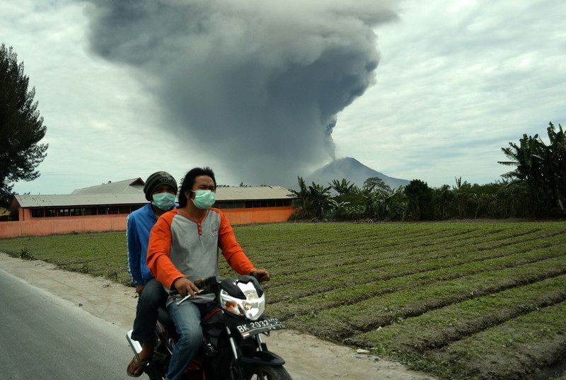 Извержение вулкана в Индонезии: эвакуированы более 15 тыс. человек