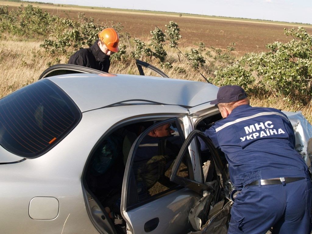 Лобовое столкновение в Крыму: Lanos въехал в грузовик