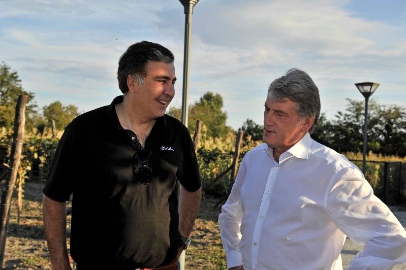 Ющенко помогал Саакашвили ногами давить виноград