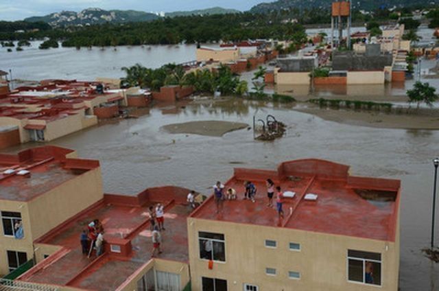 Более 100 человек погибли из-за наводнений в Мексике