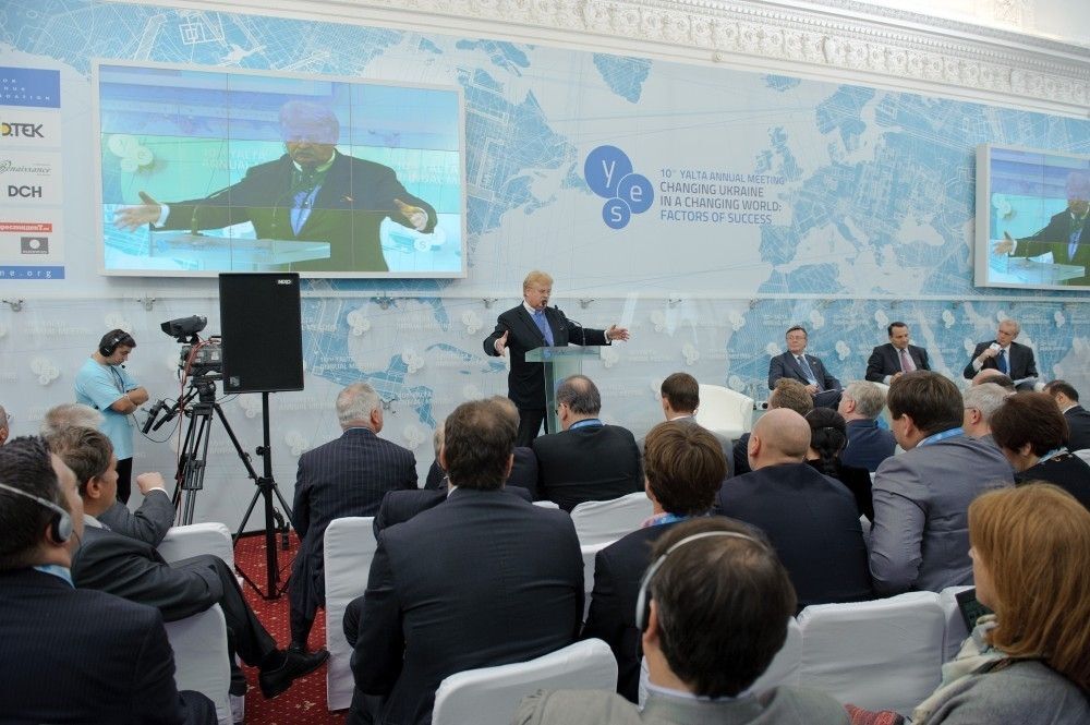 Саміт в Ялті: виступ Азарова і дискусії експертів