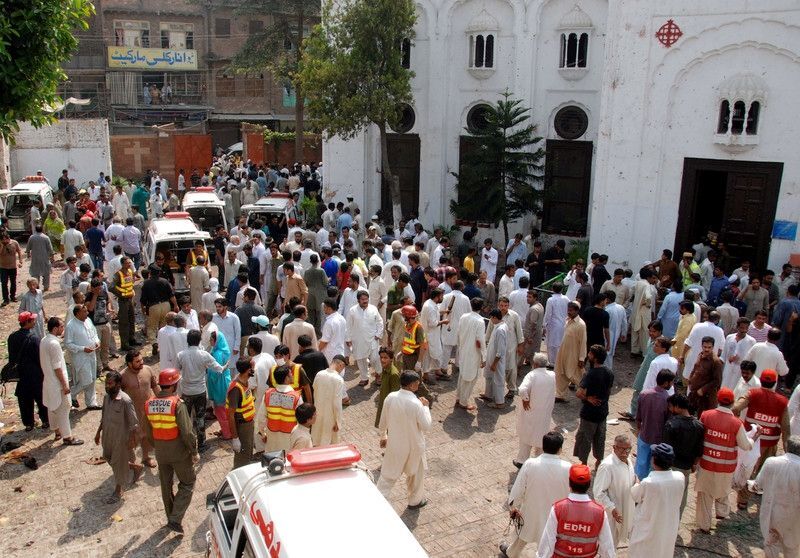 Вибух біля християнської церкви в Пакистані забрав життя півсотні людей