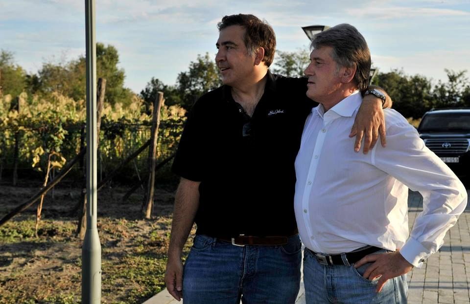 Саакашвили в обнимку с Ющенко приготовил президентское вино