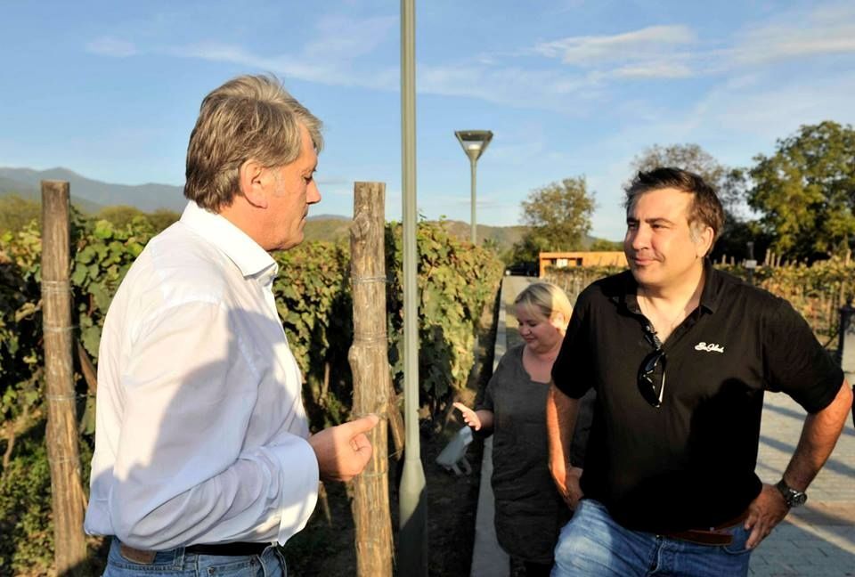 Саакашвілі в обнімку з Ющенком приготував президентське вино