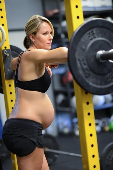 Женщина, тягающая штангу на 8-м месяце беременности, взорвала Интернет