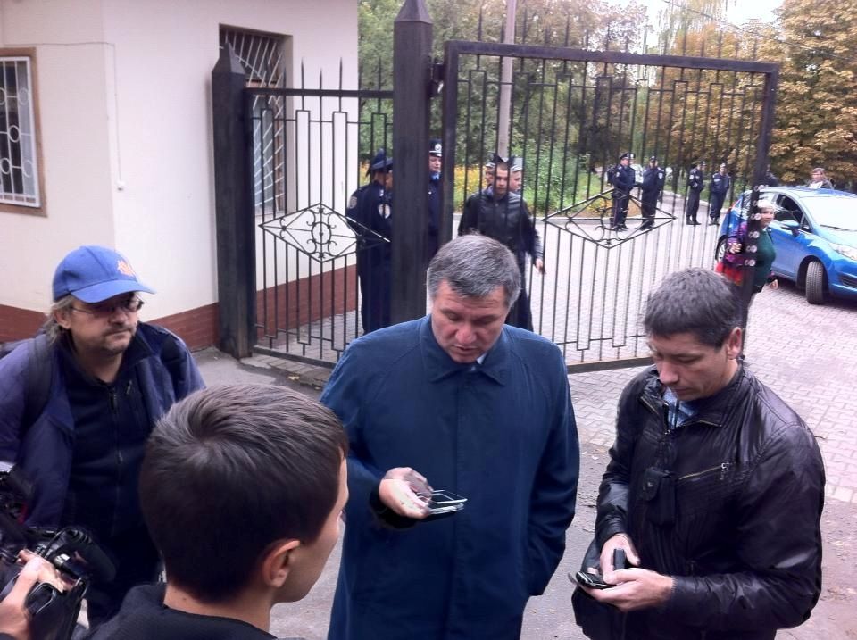 Тимошенко под больницей ждут автозак, "Беркут" и два автобуса милиции