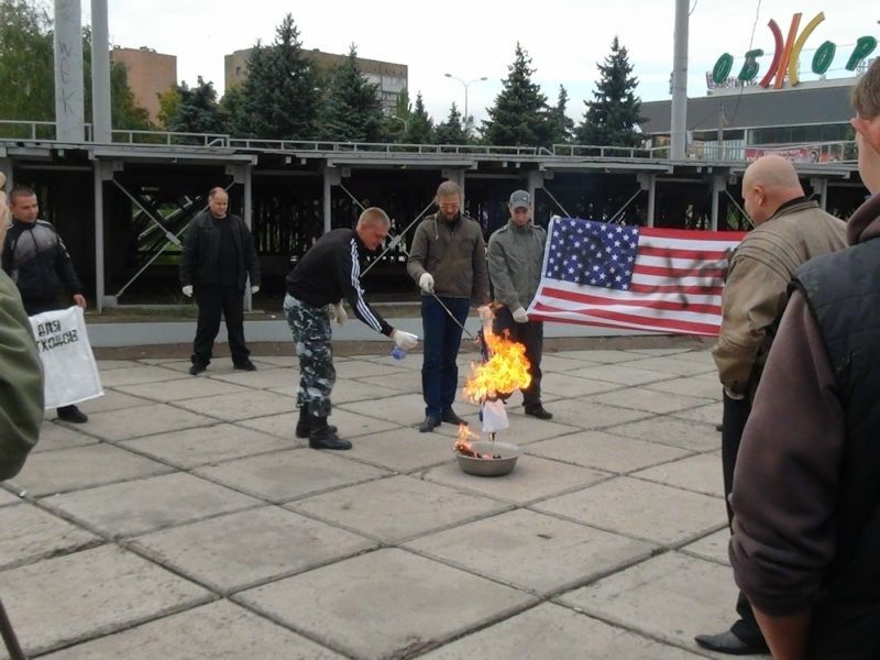 Участникам сжигания флагов США и Израиля в Мариуполе грозит до 4 лет