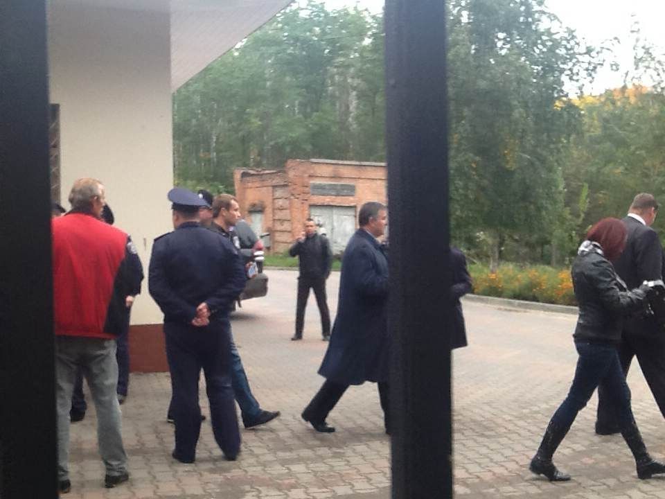 Тимошенко под больницей ждут автозак, "Беркут" и два автобуса милиции