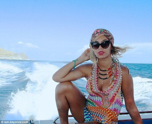 Бейонсе ходит в носках по асфальту