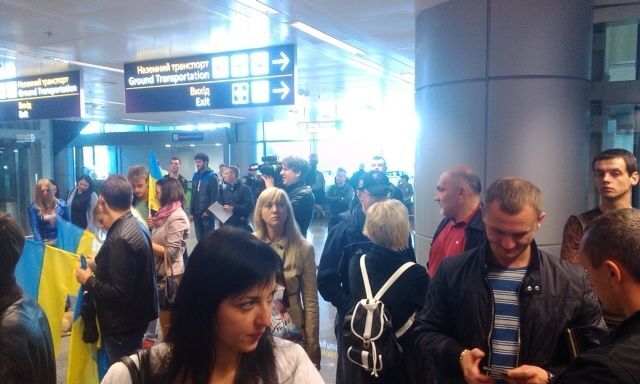 Сборную Украины в аэропорту встречали десятки болельщиков