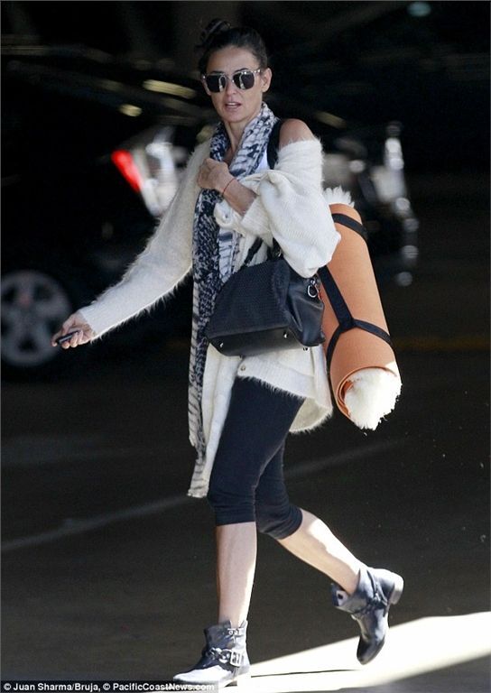 Деми Мур перестала прихорашиваться на йогу