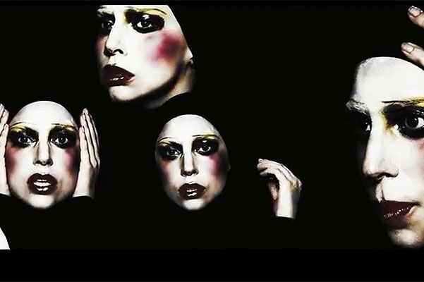 Леди Гага и Адам Ливайн поссорились в Твиттере