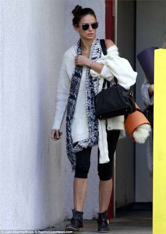 Деми Мур перестала прихорашиваться на йогу