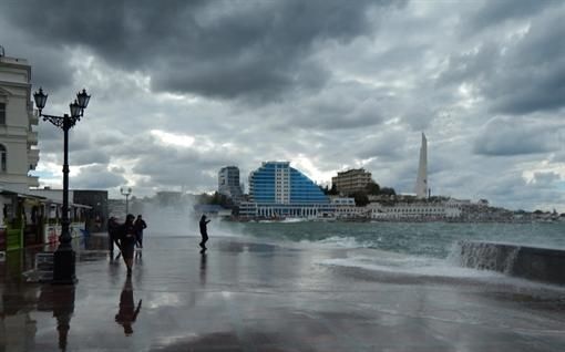 Шторм в Севастополе: волны накрывают людей с головой