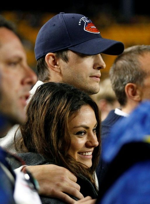 Кунис и Катчер устроили обнимашки на стадионе