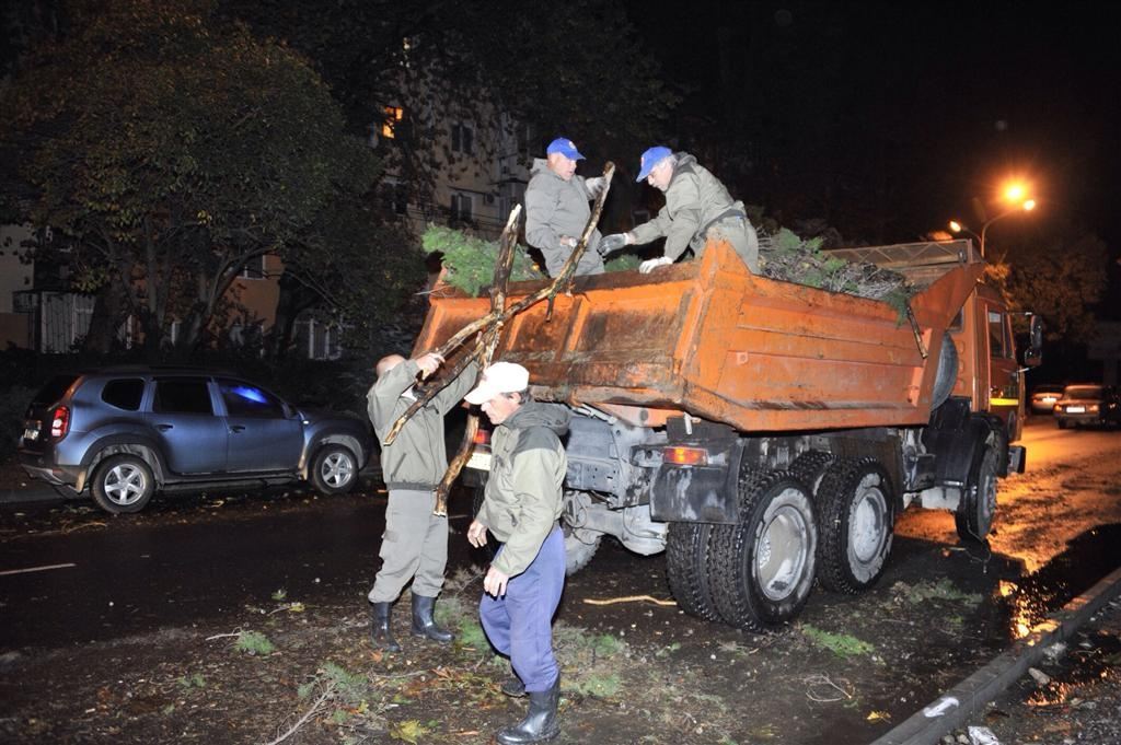 Вечером по Сочи прогулялся ураган