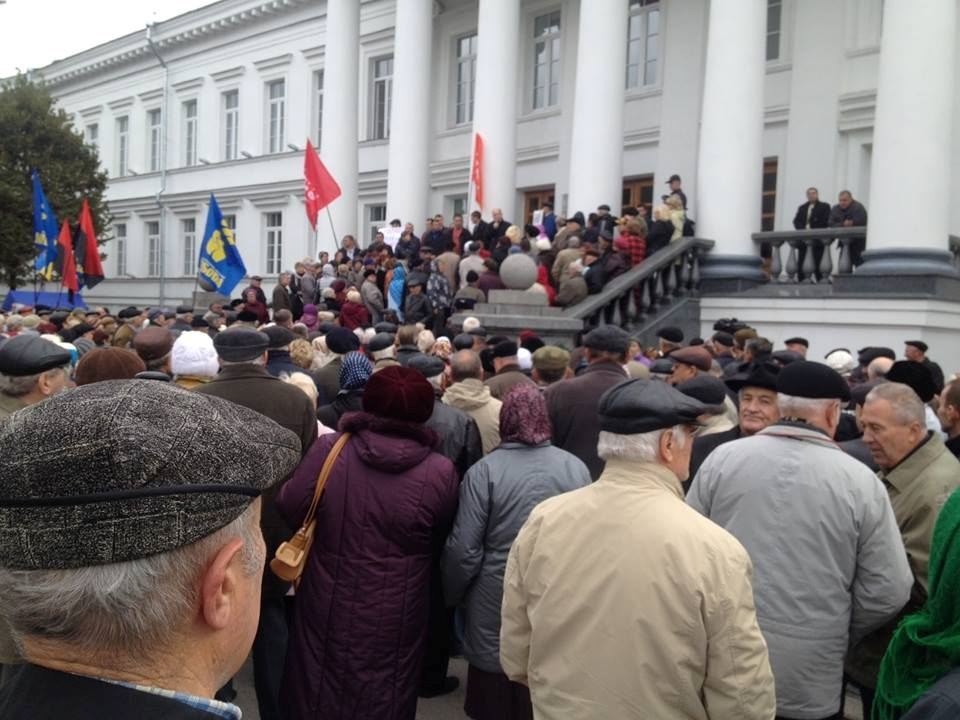 Переодетый мэр сбежал от митингующих в Полтаве