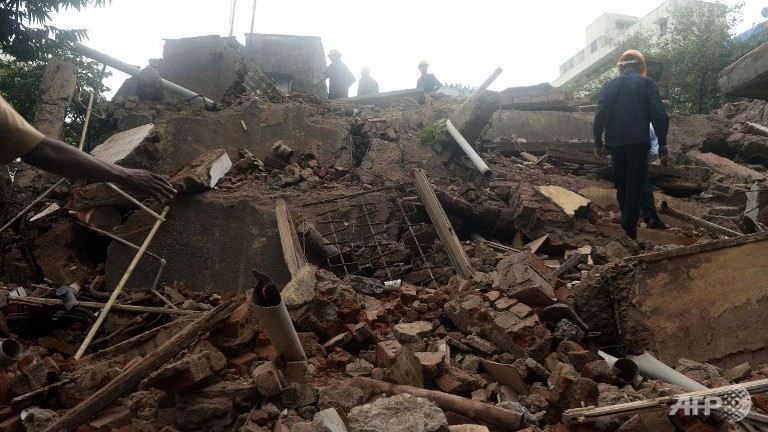 Под завалами упавшего дома в Индии - более сотни человек