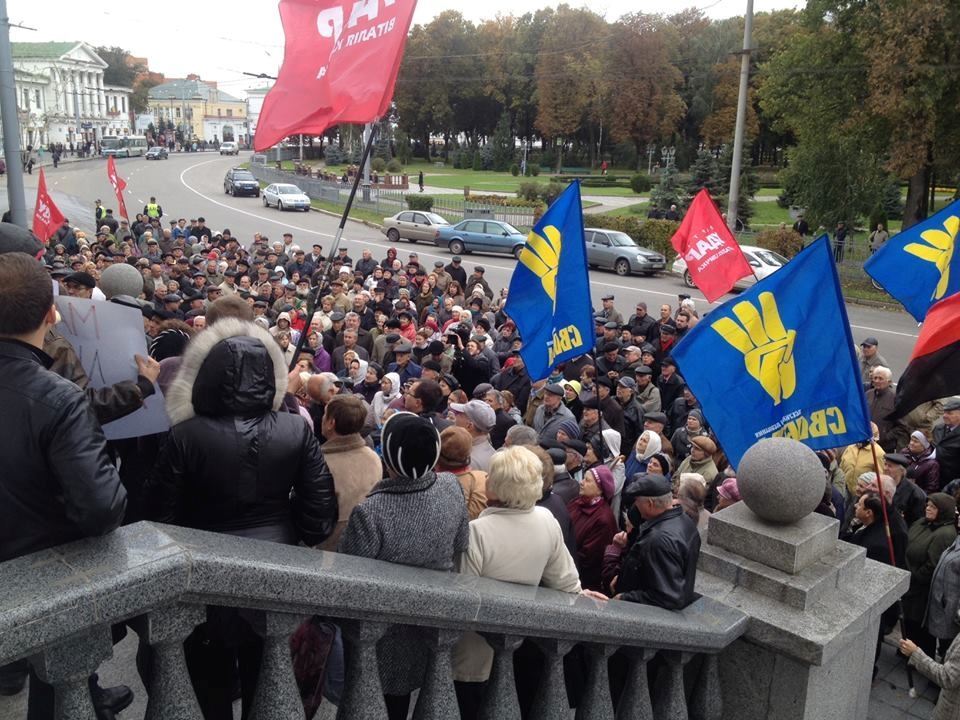 Переодягнений мер втік від мітингувальників в Полтаві