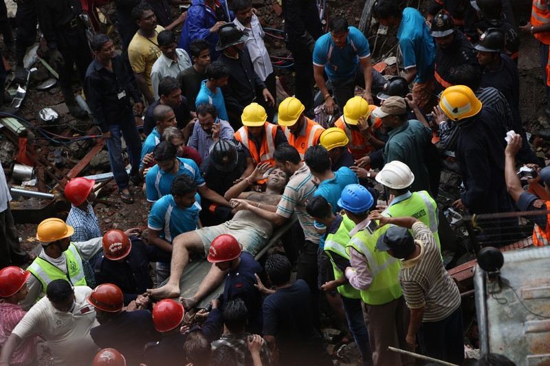 Число жертв обрушения здания в Мумбаи удвоилось