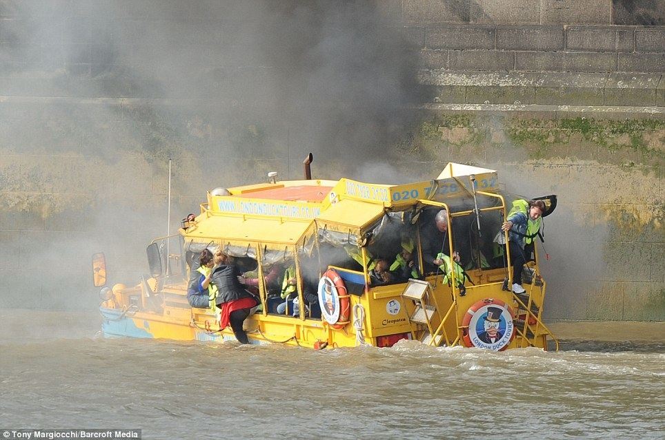В Лондоне загорелся автобус-амфибия: есть пострадавшие