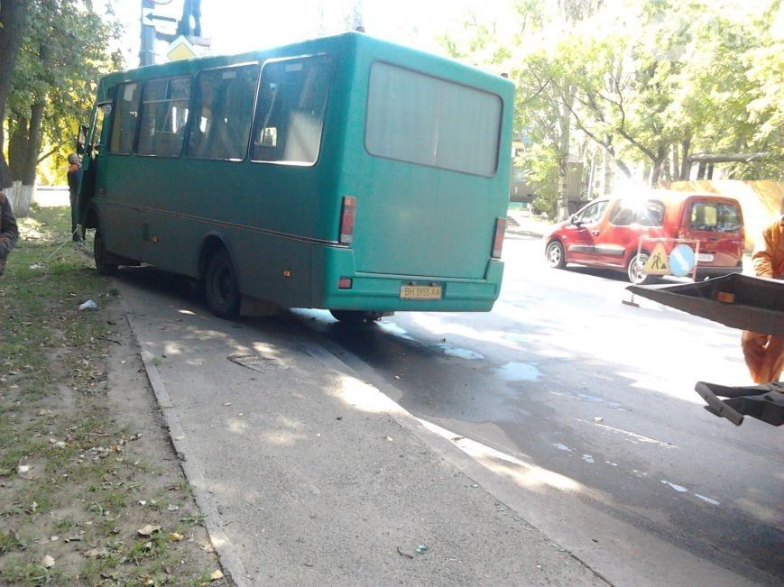 В Одессе маршрутка влетела в столб