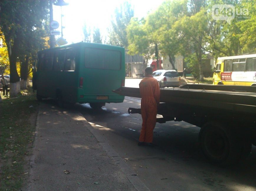 В Одессе маршрутка влетела в столб