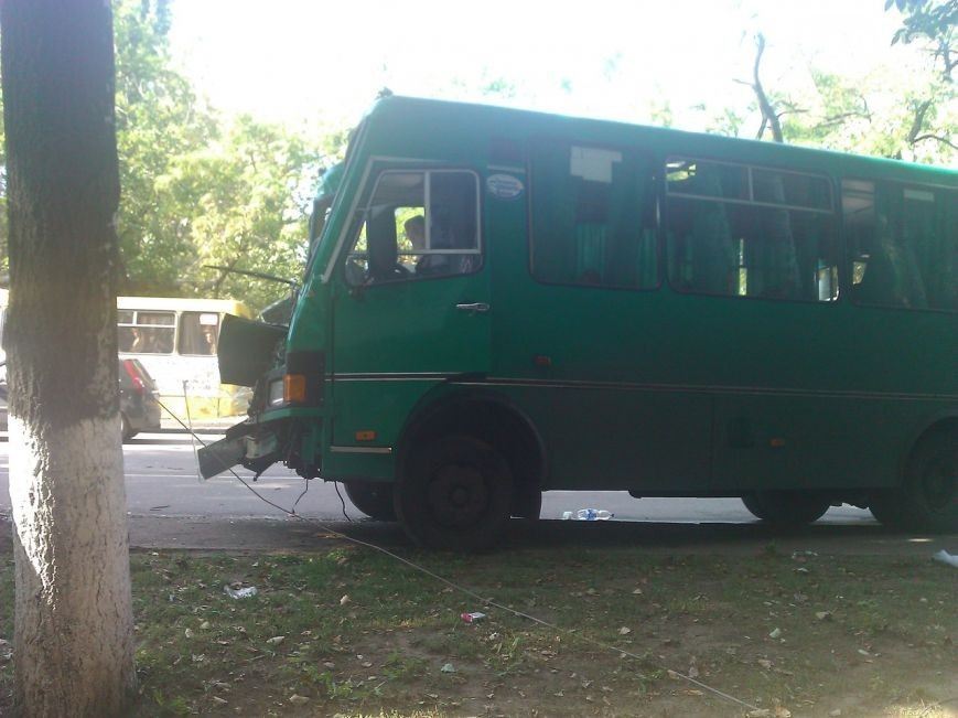 В Одессе маршрутка влетела в столб