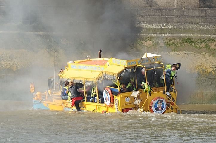 В Лондоне загорелся автобус-амфибия: есть пострадавшие