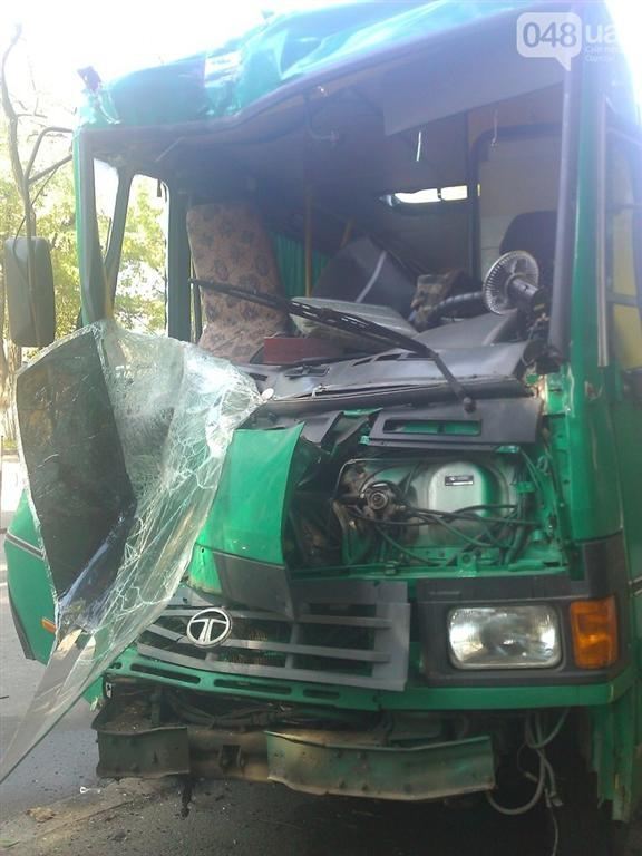 В Одессе маршрутка влетела в столб