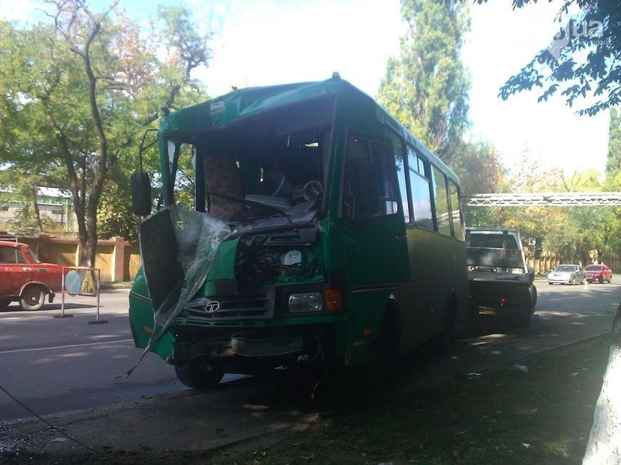 В Одессе маршрутка влетела в столб