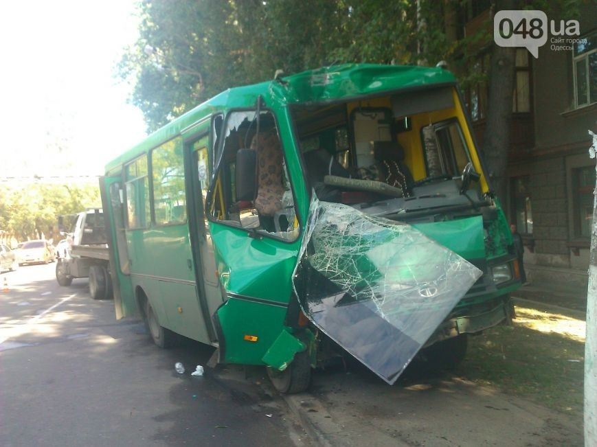 В Одессе маршрутка влетела в столб
