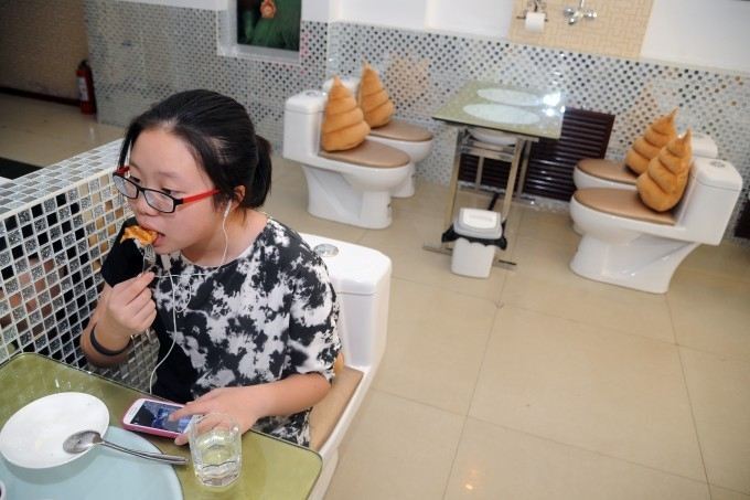 В Китае появились рестораны-туалеты. Фото