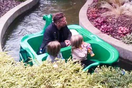 Брэд Питт веселится с близняшками в Legoland