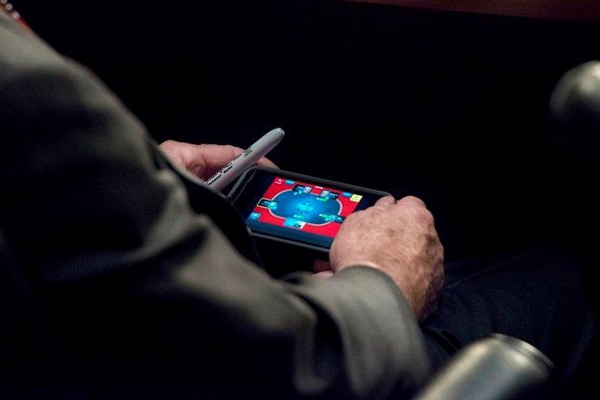 Сенатор Маккейн играл в покер во время слушаний по Сирии
