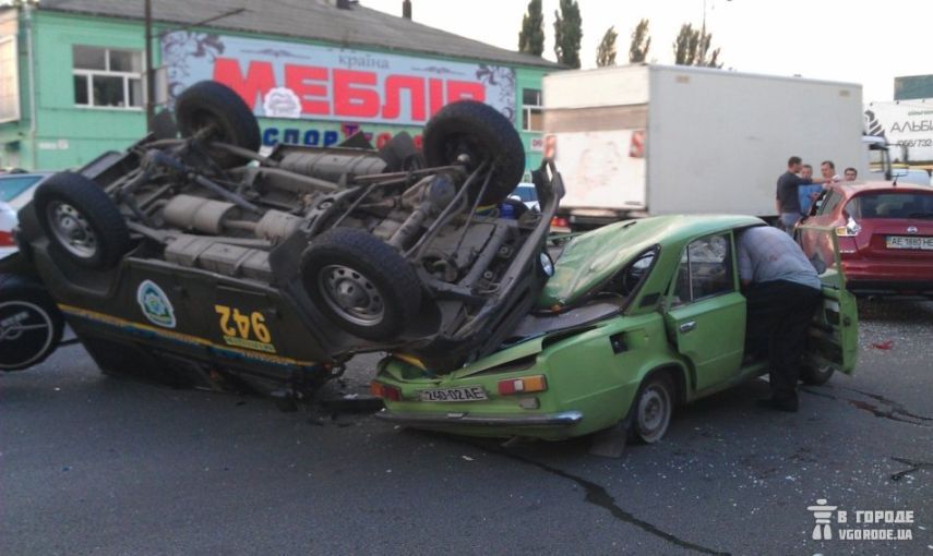 В Днепропетровске милицейский УАЗ разбил 3 авто