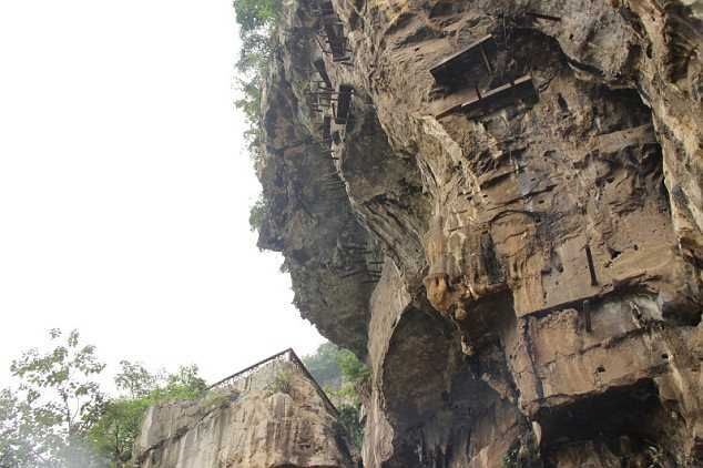 В Китае со скалы начали падать гробы с покойниками