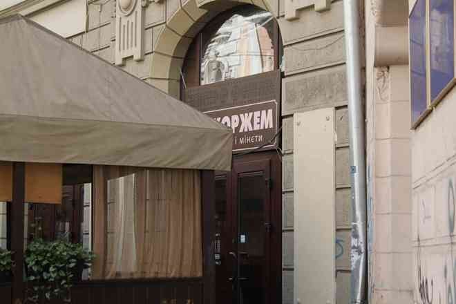 Львівський ресторан змінив скандальну вивіску зі словом "мінєті"