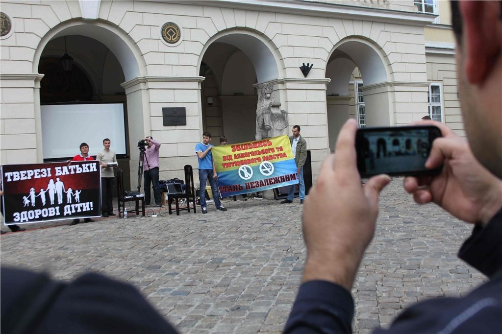 Львівським депутатам прочитали реп про алкоголізм