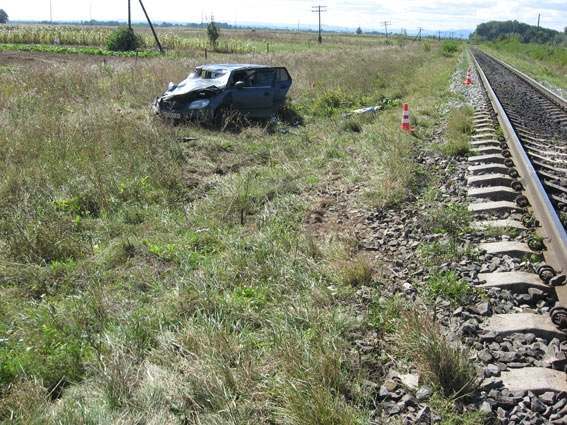 На Прикарпатье авто столкнулось с поездом на ж/д переезде: погиб водитель