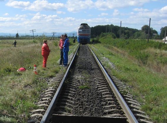 На Прикарпатье авто столкнулось с поездом на ж/д переезде: погиб водитель