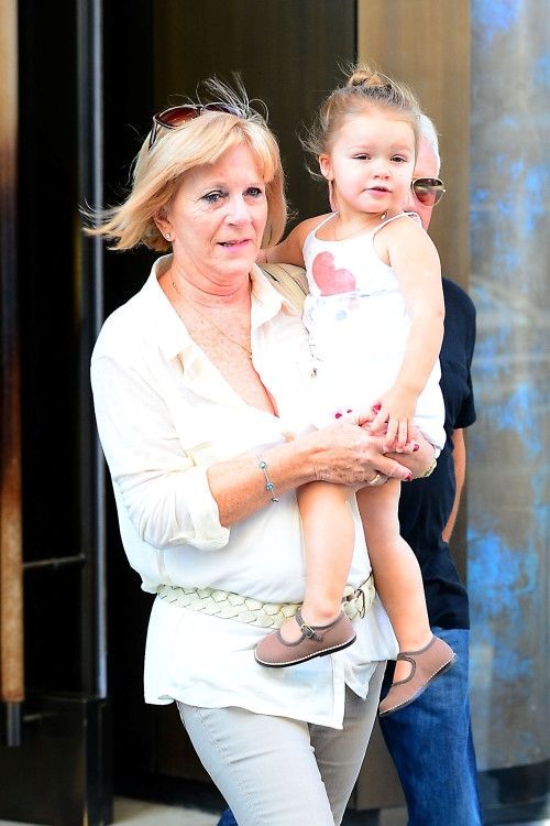 Дэвид и Харпер Бекхэм подбадривают Вики на показе